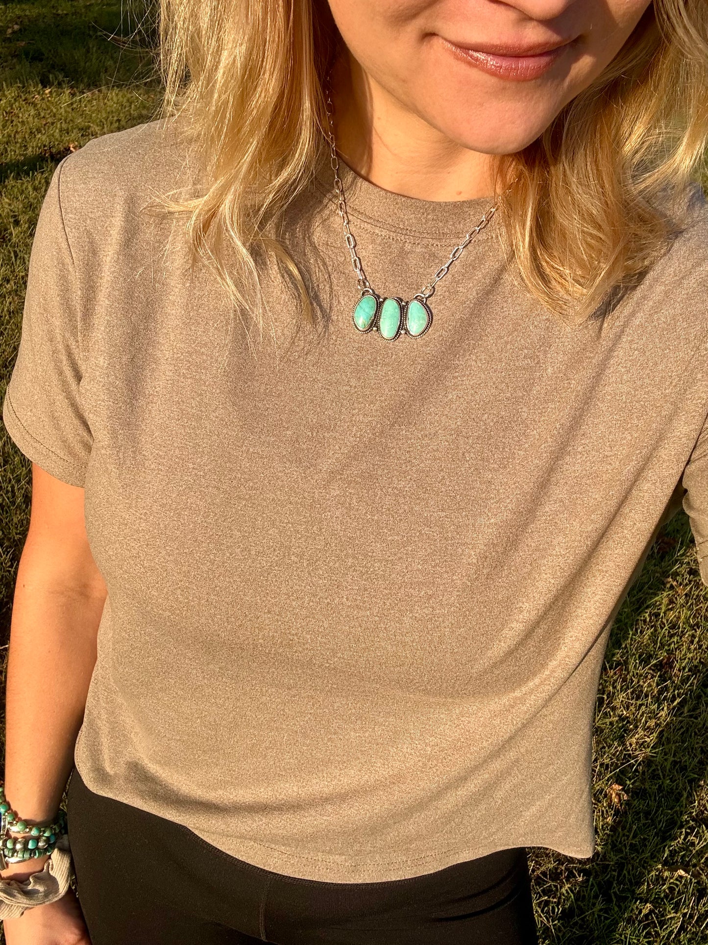 Three stone bar necklace
