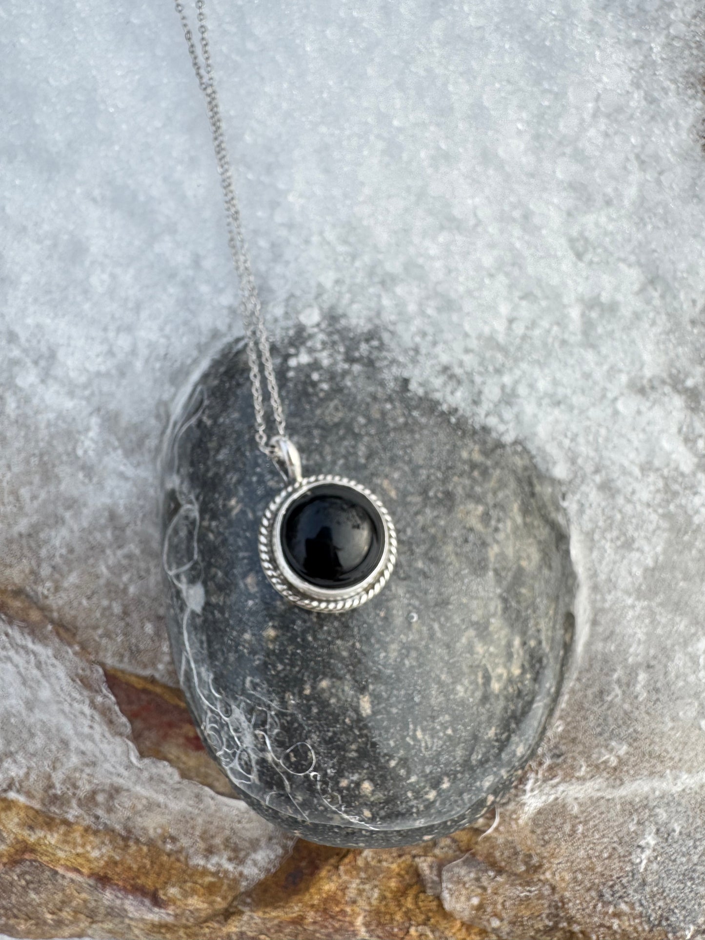 Black onyx round pendant