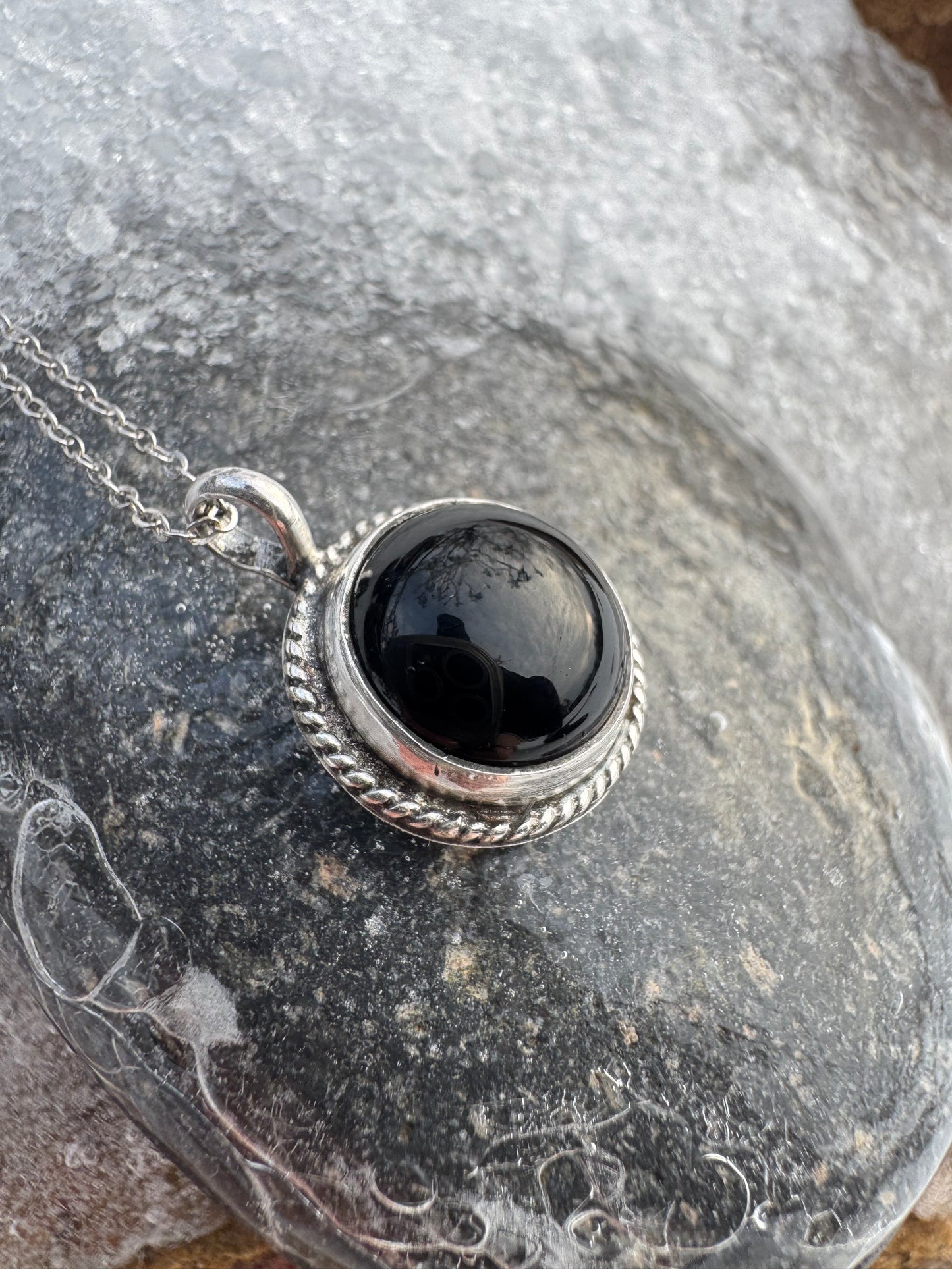 Black onyx round pendant
