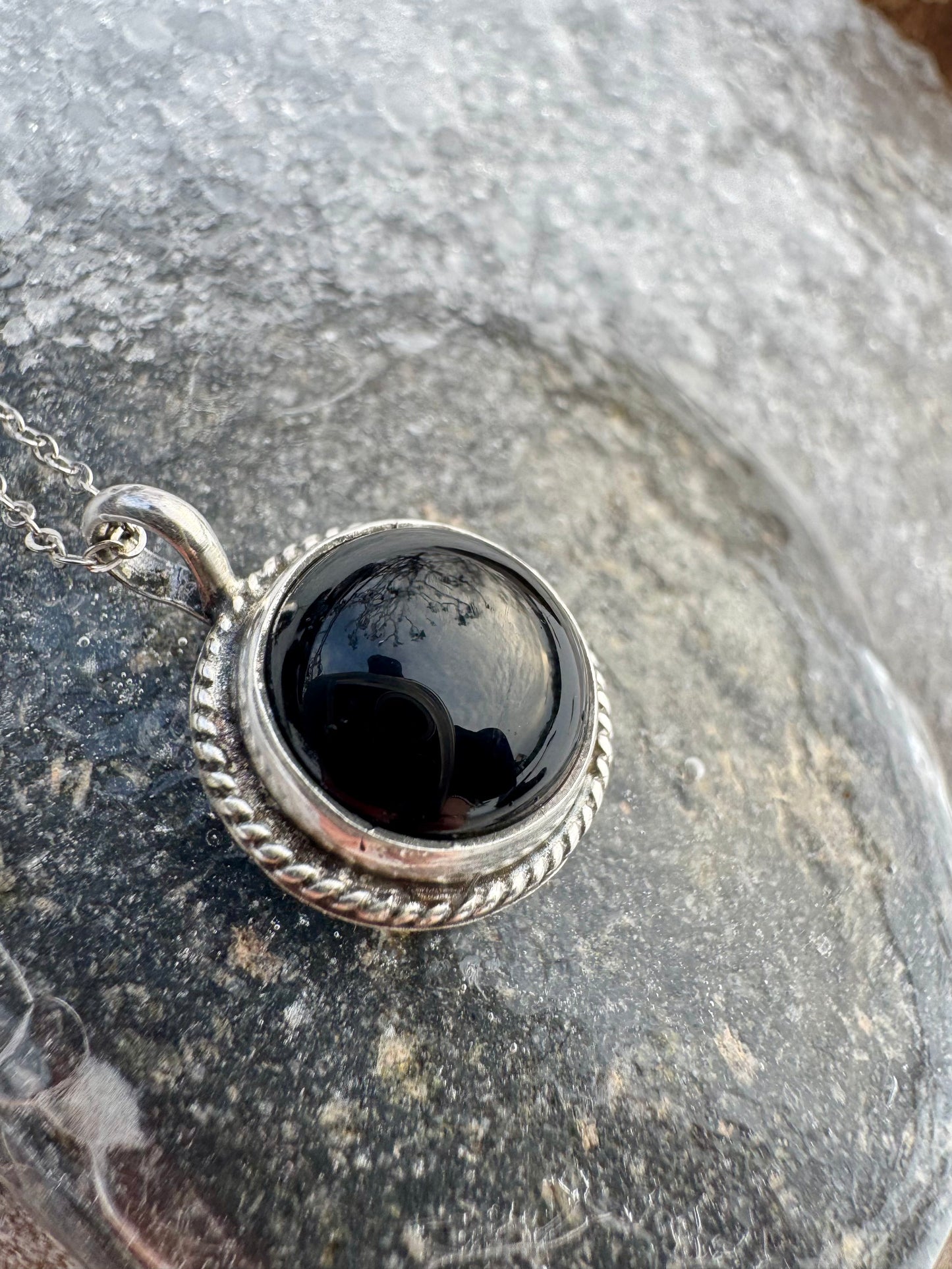 Black onyx round pendant