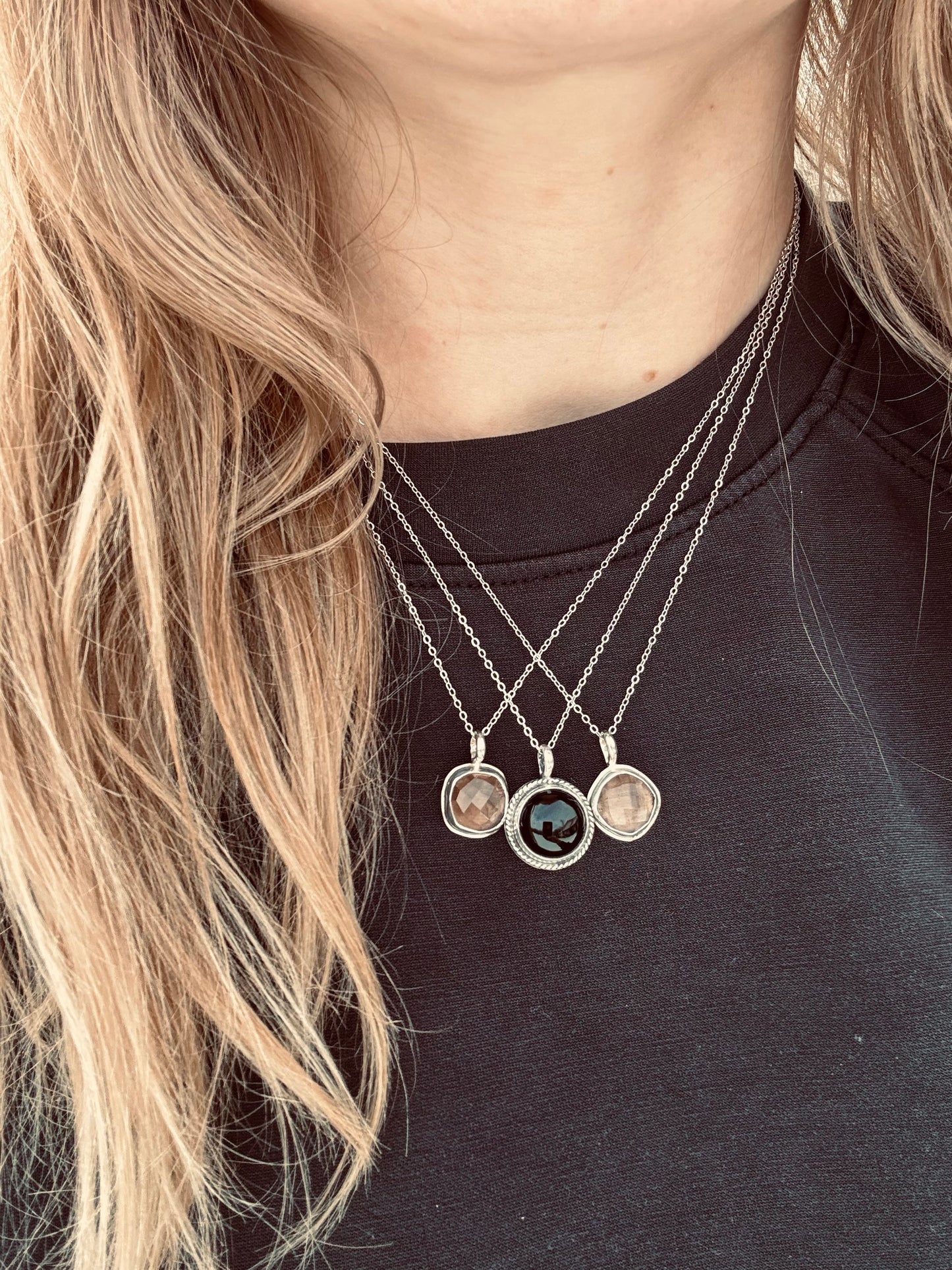 Black onyx round pendant